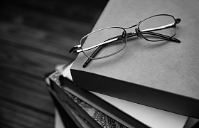 桌子上的书和眼镜
