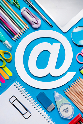 办公用品和邮件标志照片