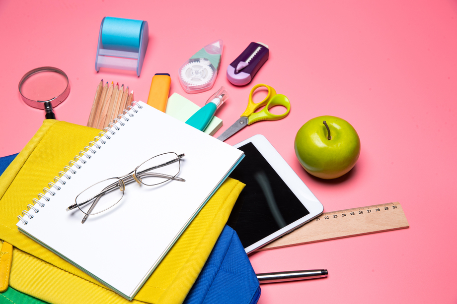 书包里的学习用品和苹果图片 书包里的学习用品和苹果图片