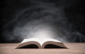 黑板前桌子上打开的书