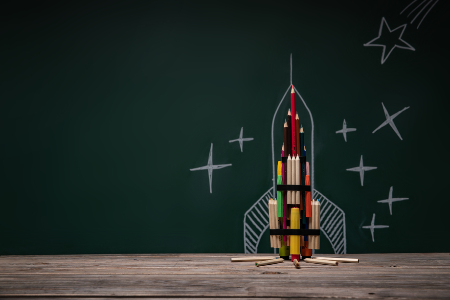 黑板画和文具组成的创意火箭 黑板画和文具组成的创意火箭