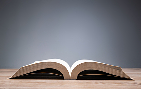 桌子上打开的书图片