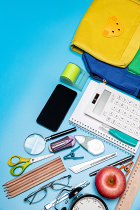 书包里的文具用品展示照片