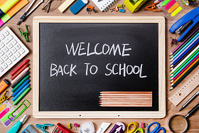 桌面上的小黑板和文具用