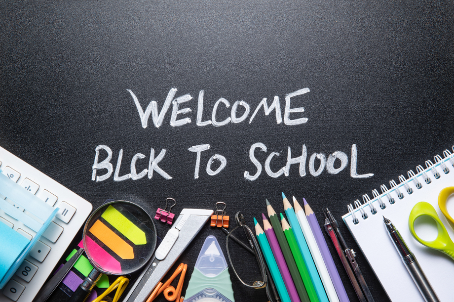 黑板上的英文单词和文具用品图片 黑板上的英文单词和文具用品图片