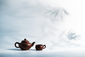 竹子背景下的茶壶图片