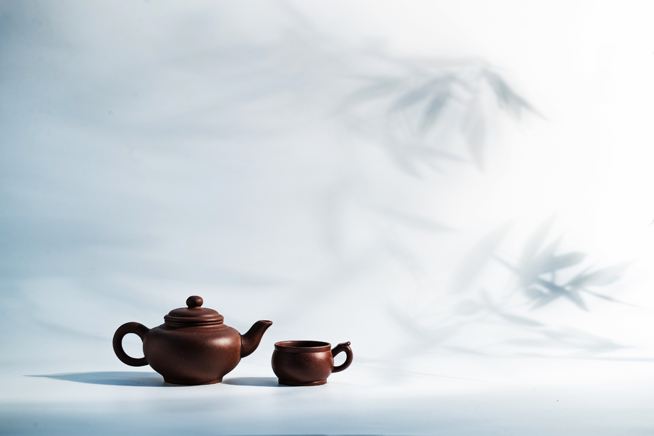 竹子背景下的茶壶图片