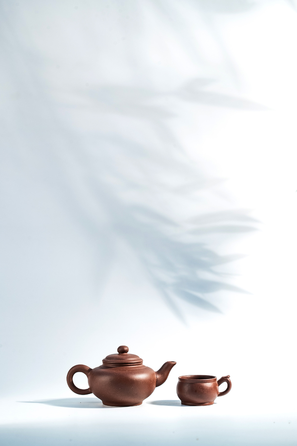 竹子背景下的茶壶图片