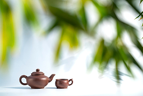 竹叶下的茶壶图片