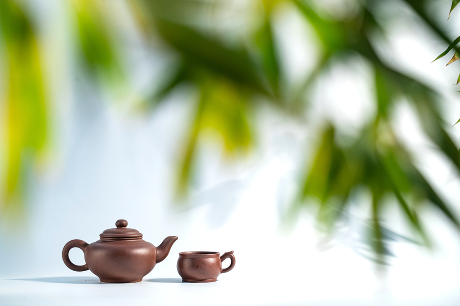 竹叶下的茶壶图片