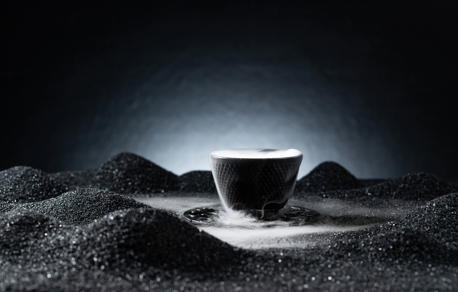 烟雾缭绕下的茶杯照片