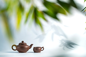 竹叶下的茶壶图片