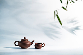 竹叶下的茶壶和茶杯照片