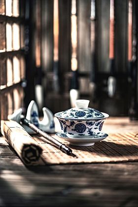 茶杯和文房四宝图片