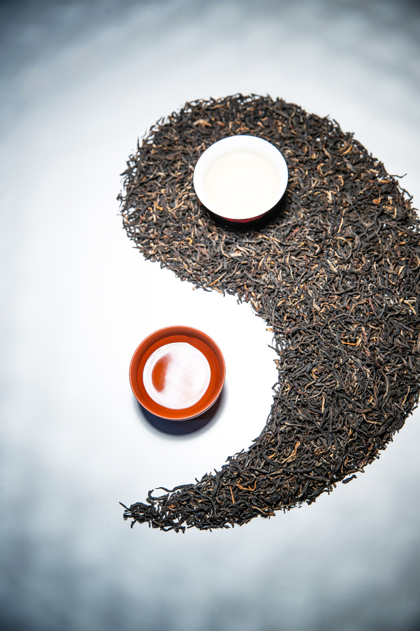 茶叶和茶杯组成的太极图案 茶叶和茶杯组成的太极图案