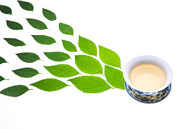 绿色的茶叶和茶杯照片