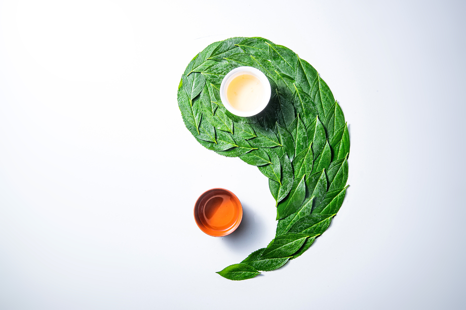 茶叶和茶杯组成的太极图案图片