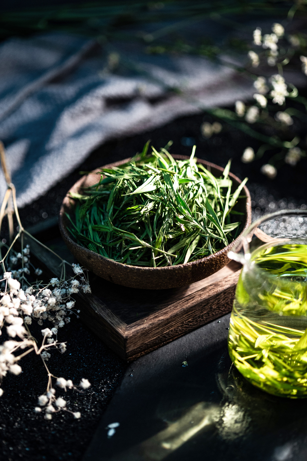 一杯绿茶和茶叶图片