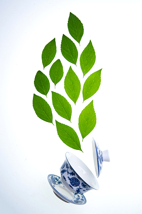 绿色的茶叶和茶杯