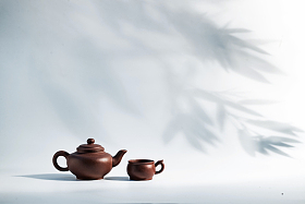 竹子背景下的茶壶图片