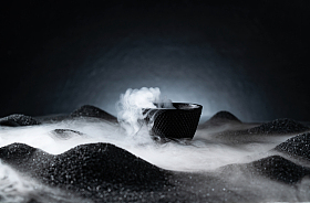 烟雾缭绕下的茶杯图片