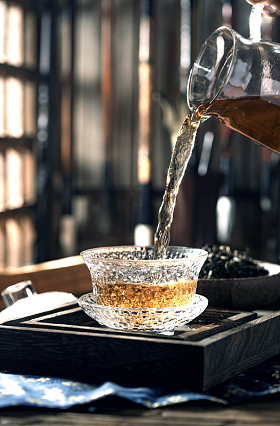 向下倒的茶水照片