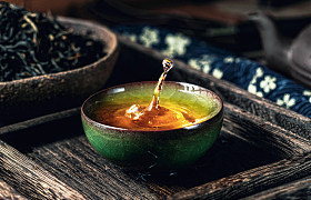 一杯茶和茶叶图片