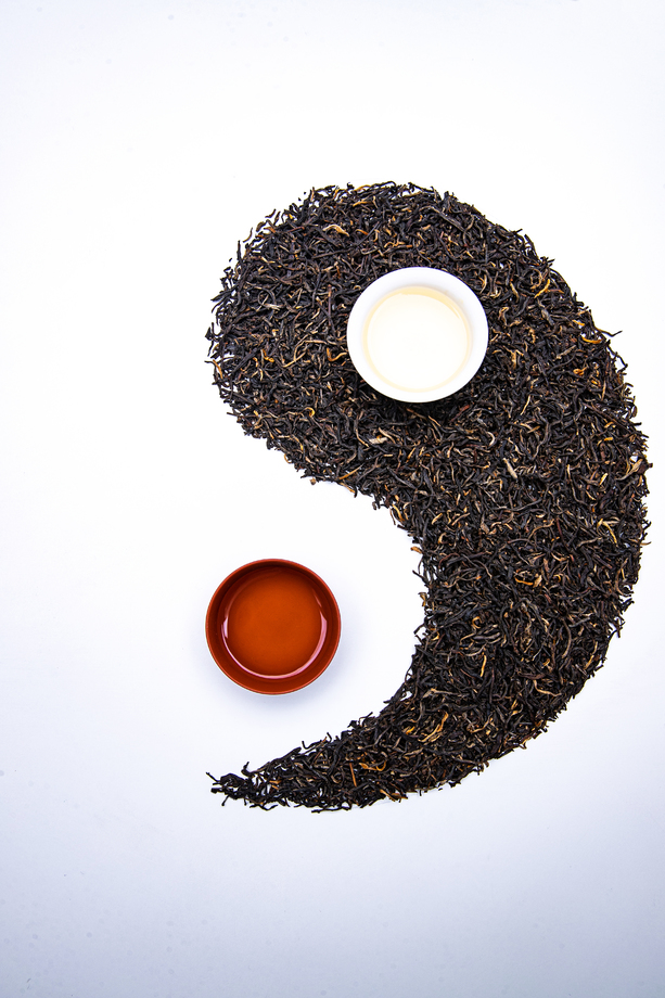 茶叶和茶杯组成的太极图案 茶叶和茶杯组成的太极图案