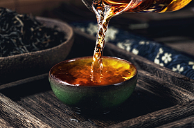 一杯茶和茶叶图片