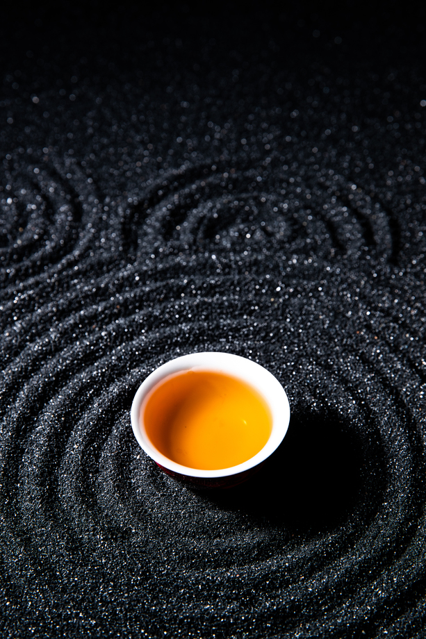 黑色背景下的一杯茶图片