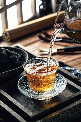 向下倒的茶水