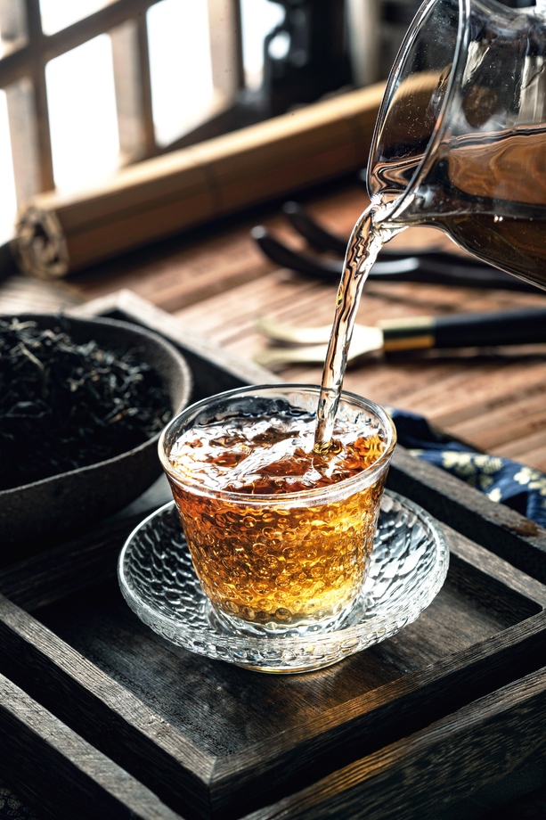 向下倒的茶水