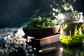 一杯绿茶和茶叶图片