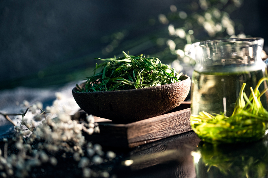 一杯绿茶和茶叶图片