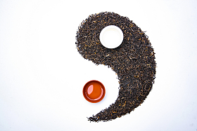 茶叶和茶杯组成的太极图案图片