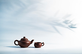 竹子背景下的茶壶照片