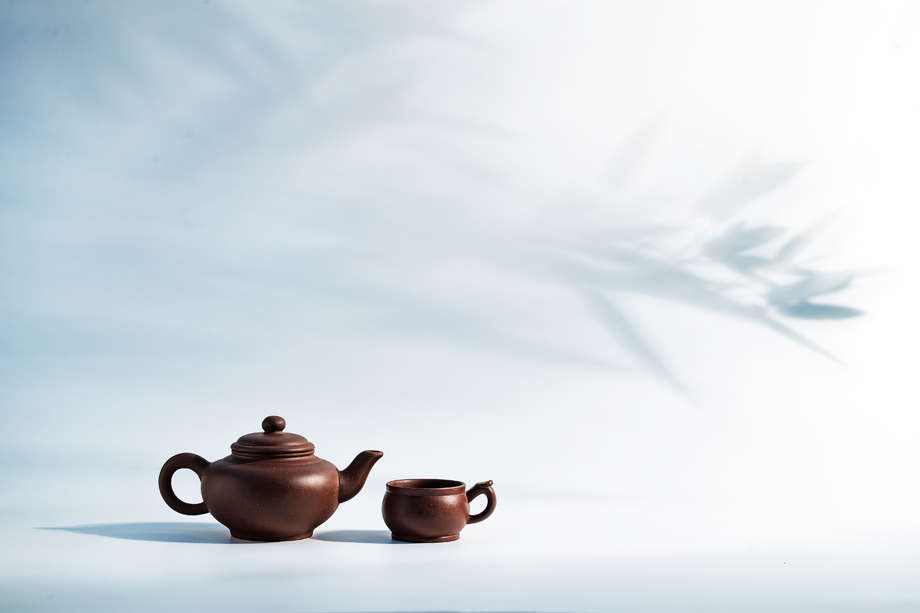 竹子背景下的茶壶照片