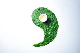 茶叶和茶杯组成的太极图案图片