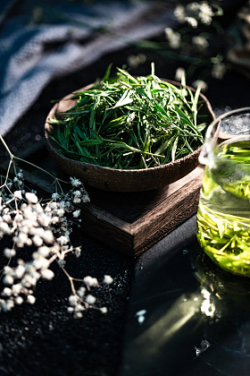 一杯茶水和茶叶图片