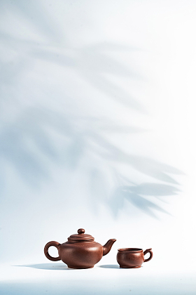 竹子背景下的茶壶照片