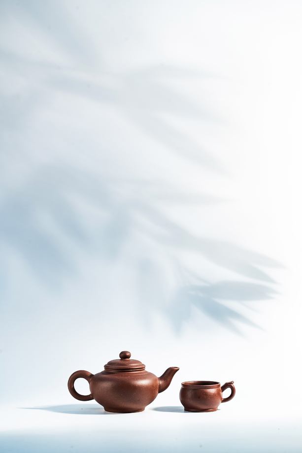 竹子背景下的茶壶照片