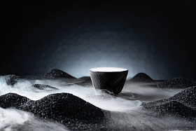 烟雾缭绕下的茶杯图片