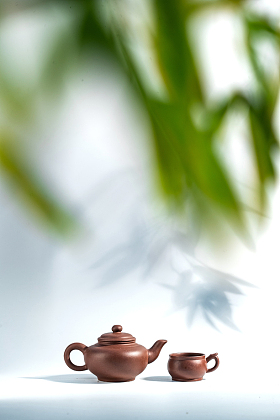 竹叶下的茶壶照片
