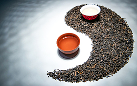 茶叶和茶杯组成的太极图案图片
