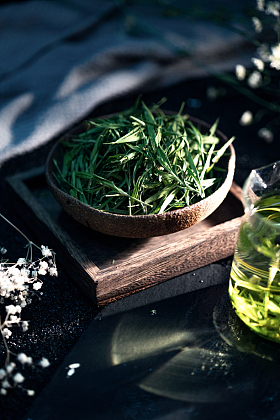 一杯茶水和茶叶照片