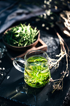 一杯茶水和茶叶图片
