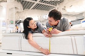 中年夫妇购买床上用品图片