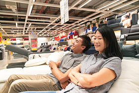 中年夫妇购买沙发图片