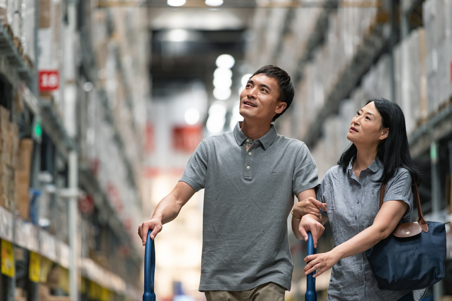 中年夫妇逛建材家具店图片 中年夫妇逛建材家具店图片