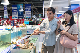 中年夫妇在超市买